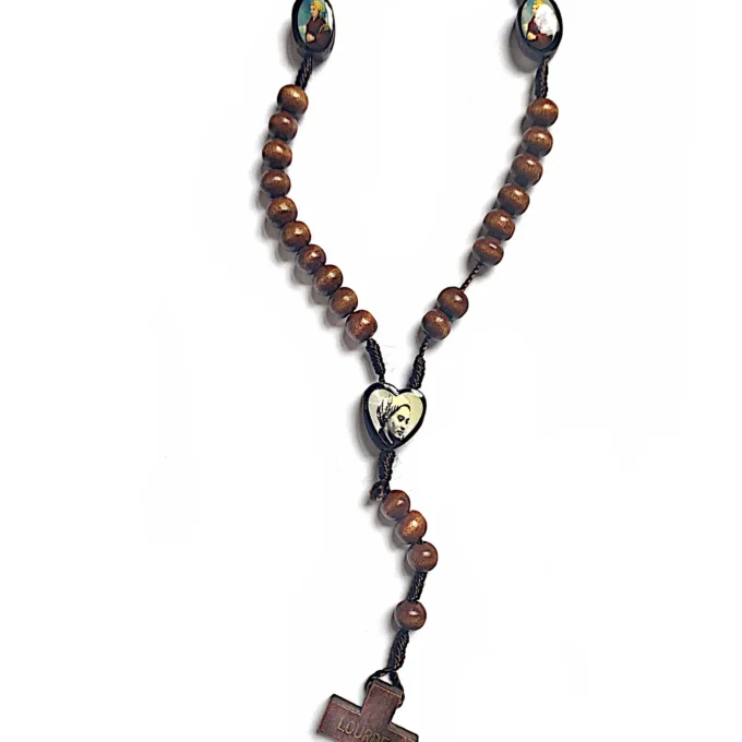 Chapelet bois foncé Lourdes – médaillon cœur et croix gravée