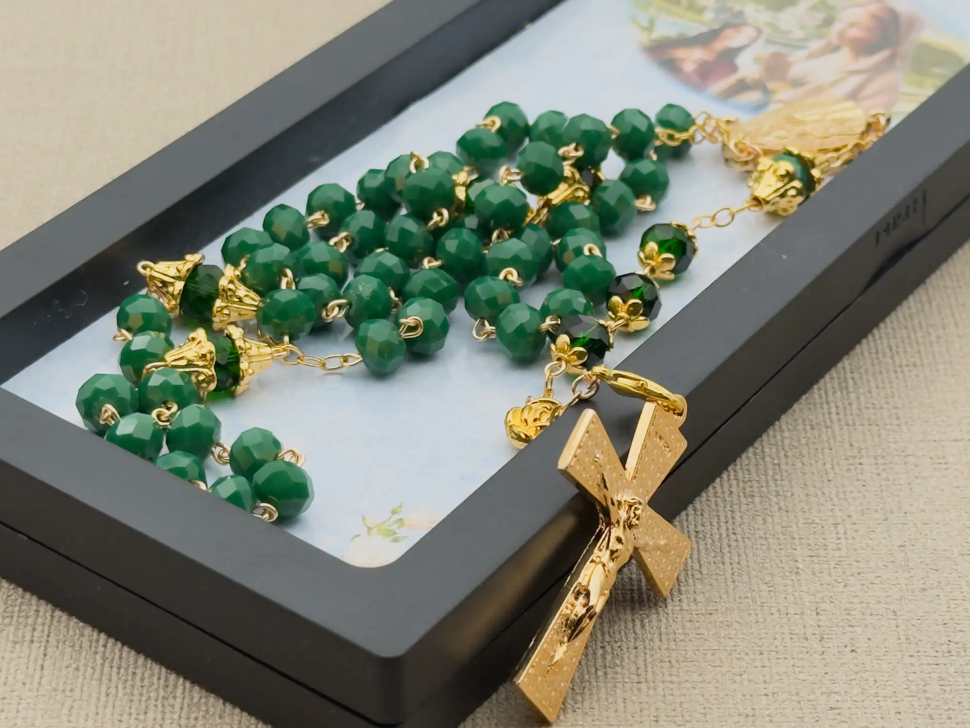 Chapelet de Lourdes vert et dorée dans son coffret – Image 2