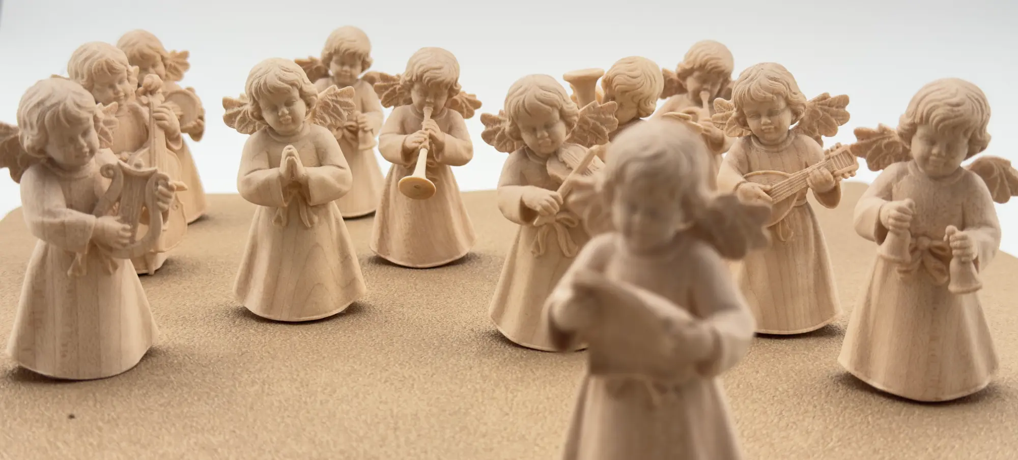 Statue Ange Musicien jouant du Cor en Bois naturel – Image 2