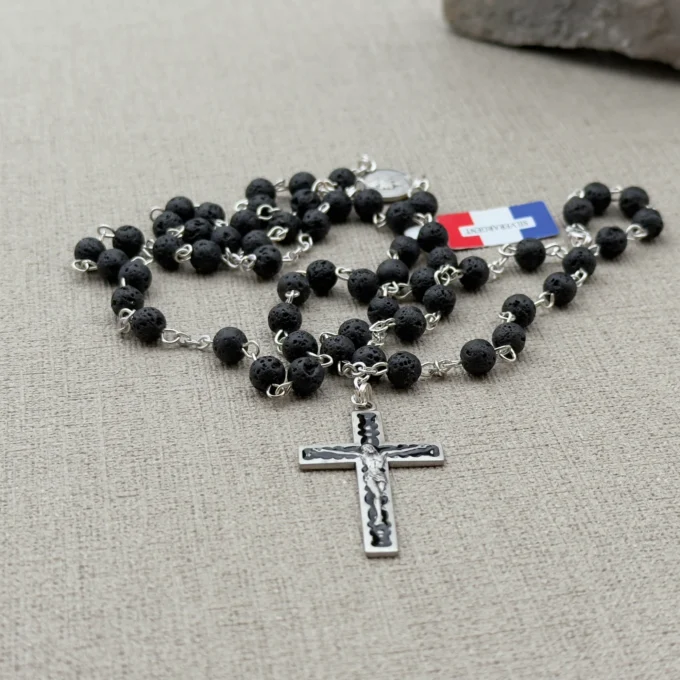 Chapelet en Pierre de Lave et Croix en Métal Argenté