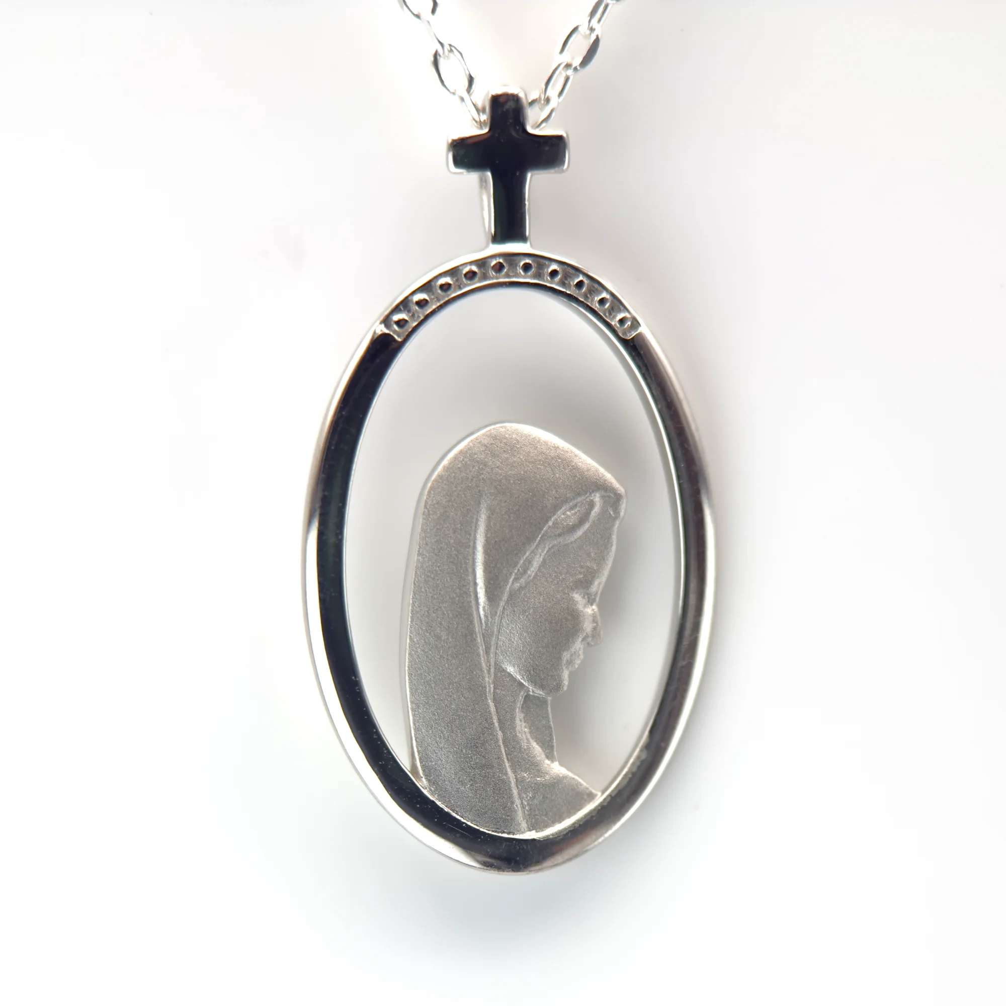 Médaille Vierge Marie ovale ajourée en argent avec croix bélière – 17 mm ou 23 mm