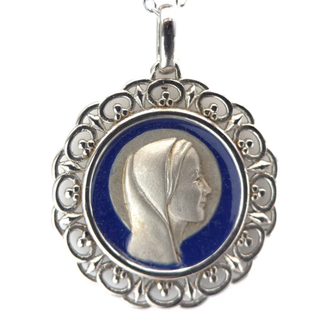 Médaille religieuse de 30 mm avec la Vierge Marie de profil, fond bleu et contour ajouré raffiné. Un bijou spirituel et élégant, idéal pour cadeau religieux.