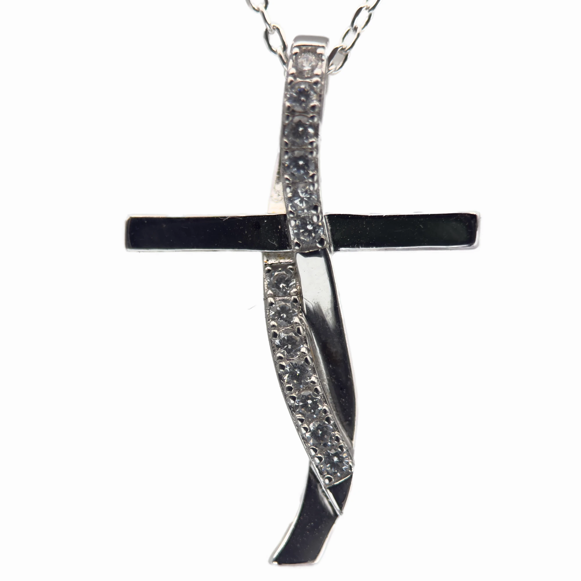 Croix moderne en argent et oxydes de zirconium