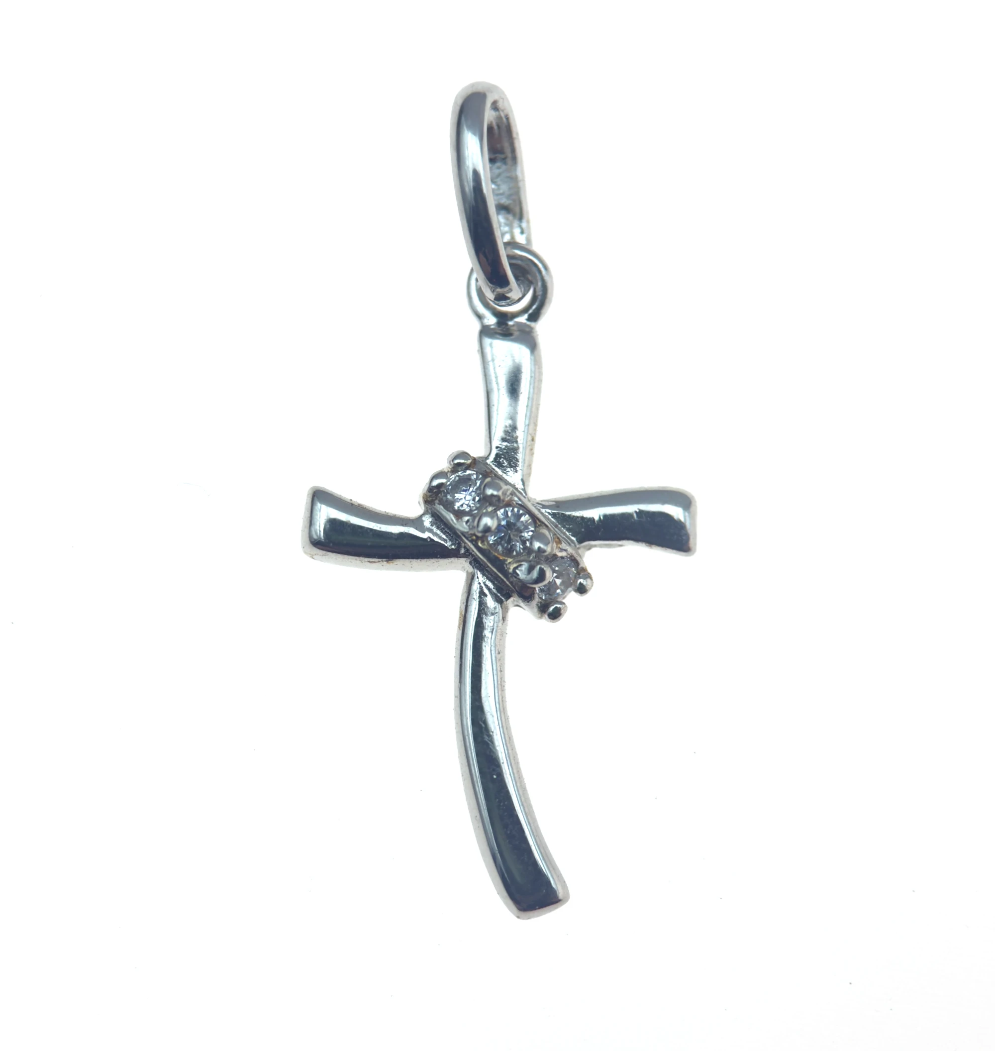 Croix stylisée en argent avec couronne sertie de pierres – pendentif religieux moderne