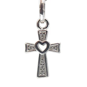 PETITE CROIX EN ARGENT AVEC UN COEUR AU MILIEU