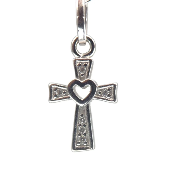 PETITE CROIX EN ARGENT AVEC UN COEUR AU MILIEU
