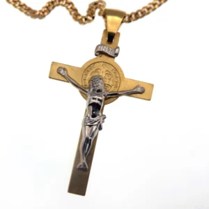 Crucifix de Saint Benoît en plaqué or et argenté – Protection et foi
