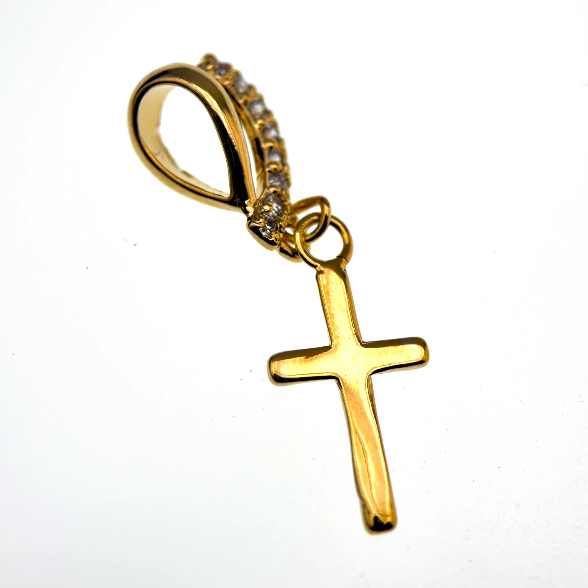 Pendentif croix en plaqué or avec attache sertie – 14 mm