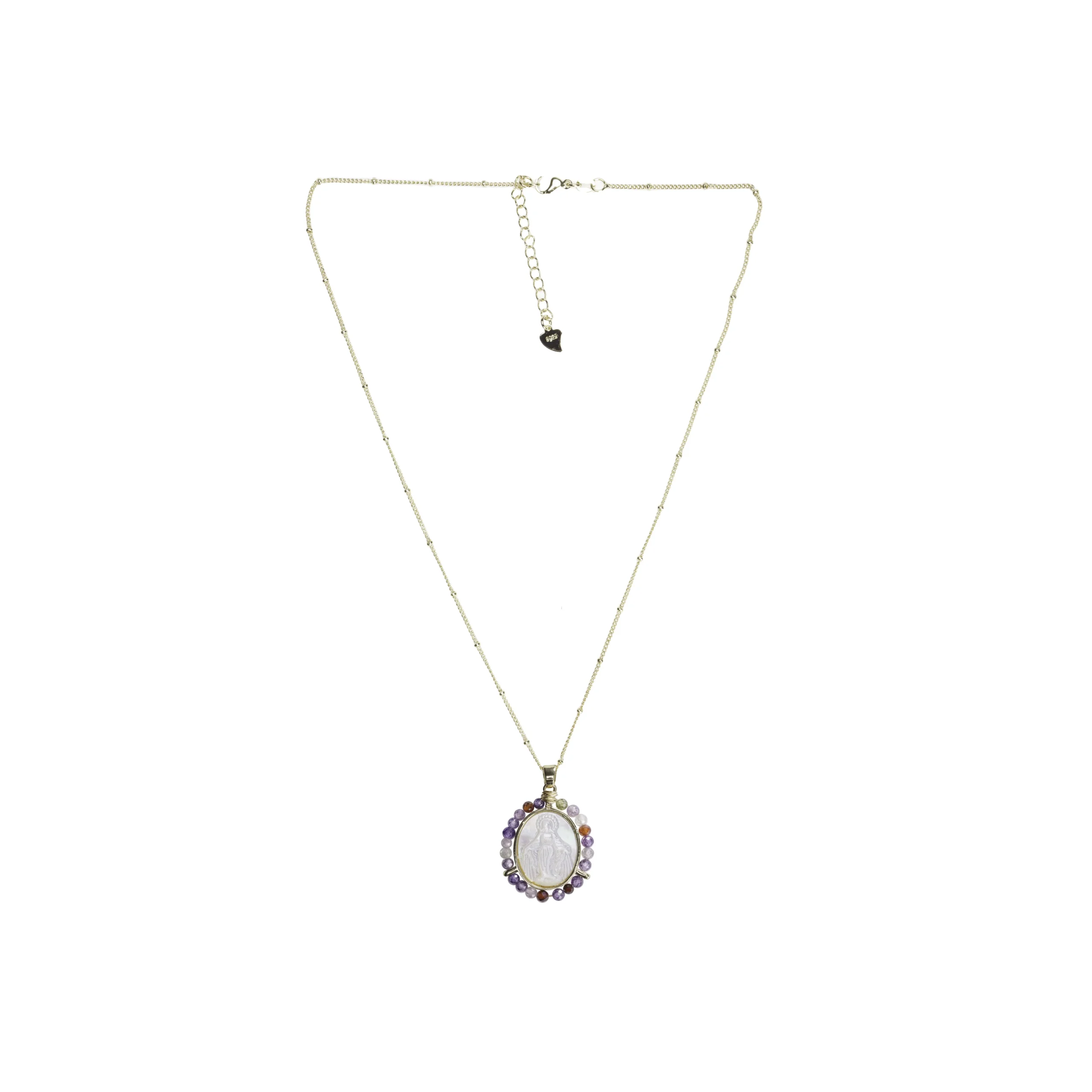Collier médaille mariale auréolée de perles violettes