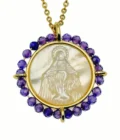 Collier Médaille Vierge Marie sur Nacre et Perles violettes - Collection Léo & Géo