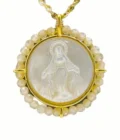 Collier Médaille Vierge Marie sur Nacre et Perles blanches - Collection Léo & Géo