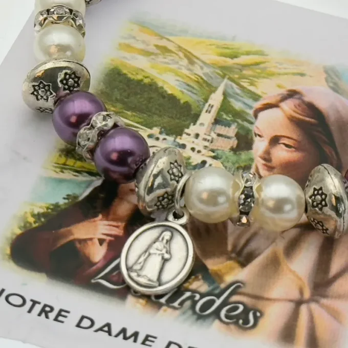 Bracelet chapelet Notre-Dame de Lourdes – perles nacrées et violettes – prière et espérance
