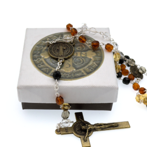 Chapelet Saint Benoît – perles ambrées et dorées – croix en bronze vieilli