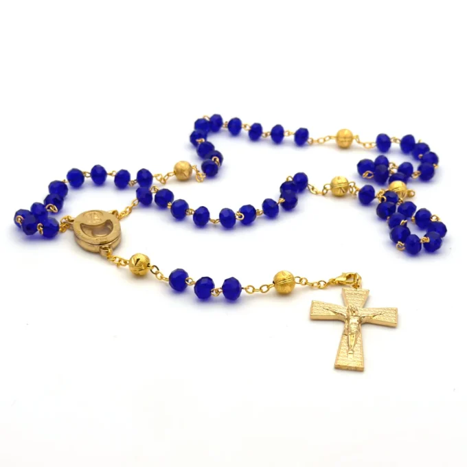Chapelet de Lourdes en perles de verre facettées bleu profond – présenté dans sa boîte plastique