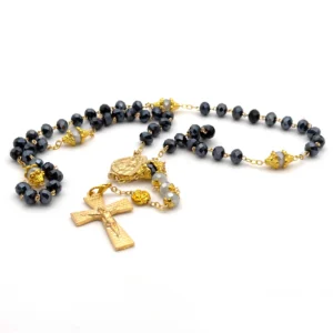 Chapelet de Lourdes en perles de verre facettées bleu nuit – présenté dans sa boîte plastique