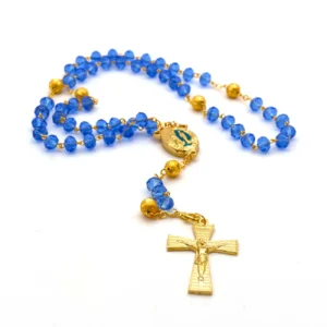 Chapelet de Lourdes en perles de verre facettées bleu clair – présenté dans sa boîte plastique