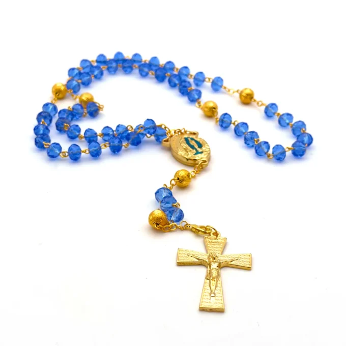 Chapelet de Lourdes en perles de verre facettées bleu clair – présenté dans sa boîte plastique