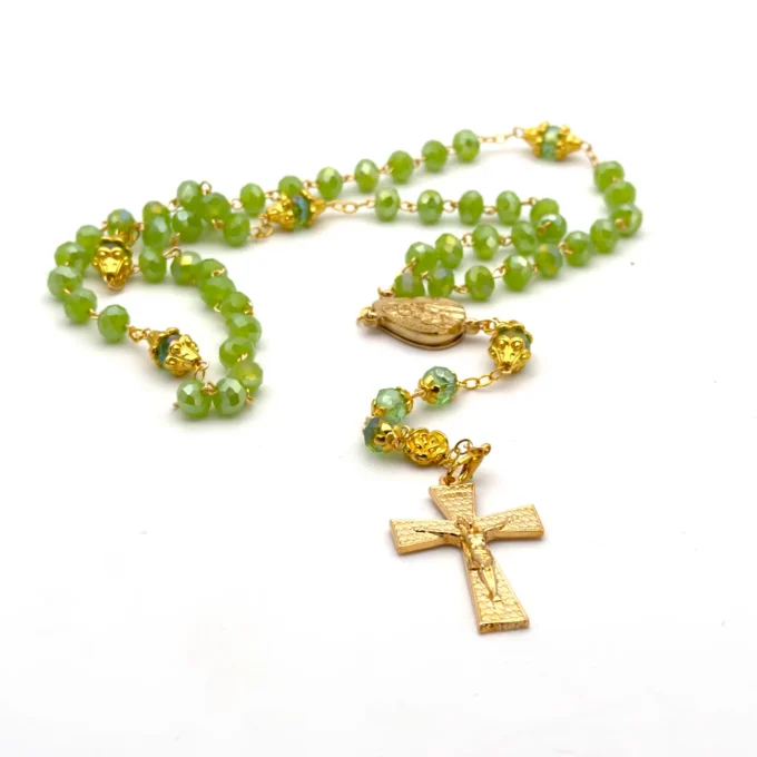 Chapelet de Lourdes en perles de verre facettées vertes – présenté dans sa boîte plastique