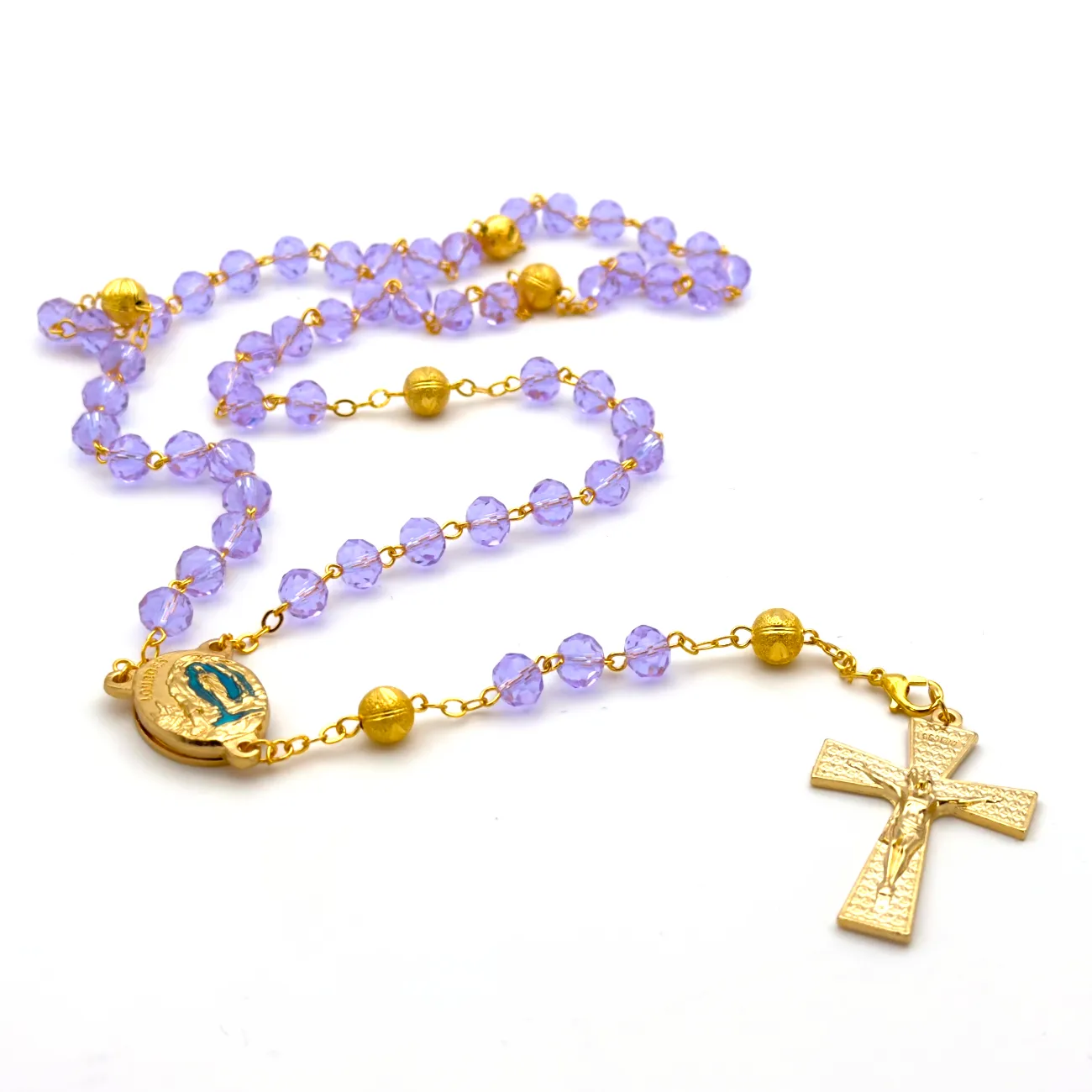 Chapelet de Lourdes en perles de verre facettées mauves – présenté dans sa boîte plastique