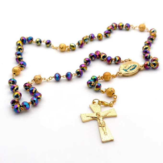 Chapelet de Lourdes en perles de verre facettées multicolores – présenté dans sa boîte plastique