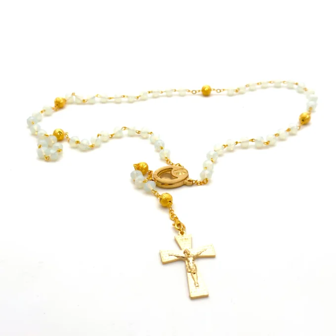 Chapelet de Lourdes en perles de verre facettées blanches – présenté dans sa boîte plastique