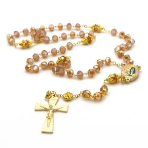 Chapelet de Lourdes en perles de verre facettées ambrées – présenté dans sa boîte plastique