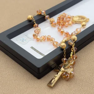 Chapelet de Lourdes en perles de verre facettées ambrées – présenté dans sa boîte plastique