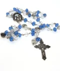 Chapelet de Lourdes – perles bleues et transparentes – croix argentée ouvragée