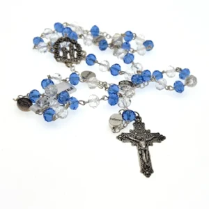 Chapelet de Lourdes – perles bleues et transparentes – croix argentée ouvragée