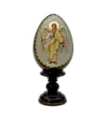 Œuf en bois peint représentant l’Archange Saint Michel, symbole de protection et de justice divine.
