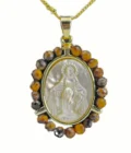 Collier Médaille Vierge Marie en Nacre et Perles Ambrées (façon Œil de Tigre) - Esprit Bohème Chic