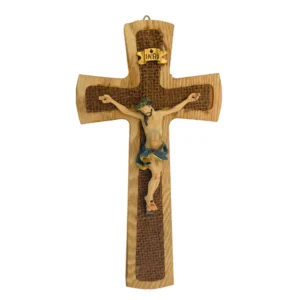 Crucifix mural en bois sculpté et tissu – 25 cm