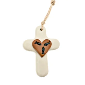 Petite croix en bois – Cœur et poissons – 10 cm