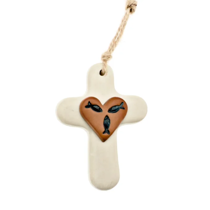 Petite croix en bois – Cœur et poissons – 10 cm