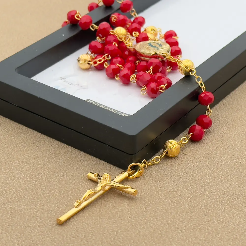 Chapelet de Lourdes en perles de verre facettées rouges – croix bâton dorée – Image 2