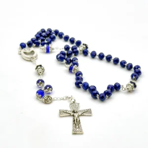 Chapelet de Lourdes en perles de verre facettées bleu profond