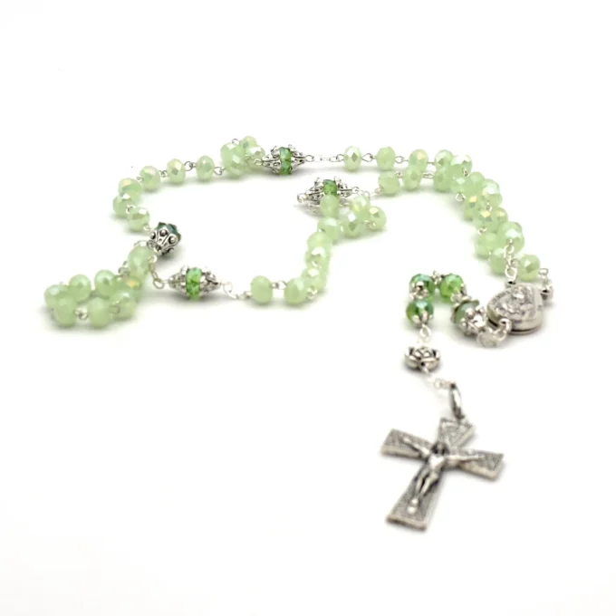 Chapelet de Lourdes en perles de verre facettées vert tendre
