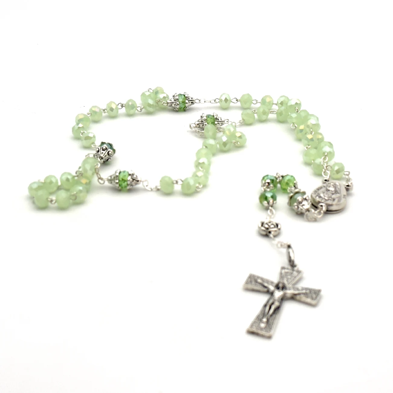 Chapelet de Lourdes en perles de verre facettées vert tendre