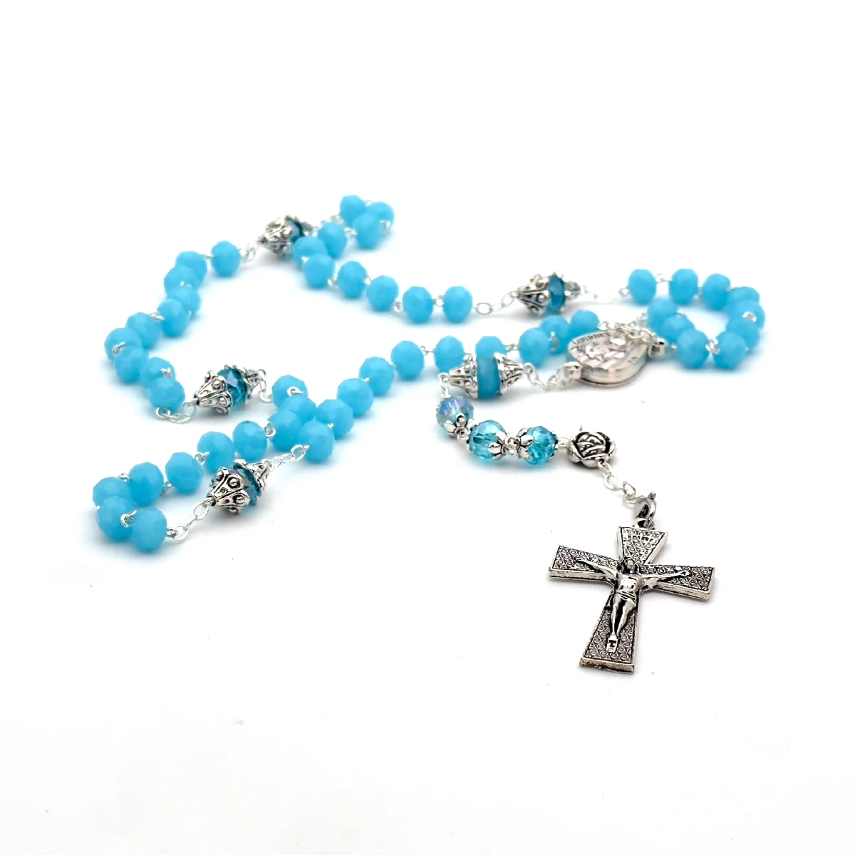 Chapelet de Lourdes en perles de verre facettées bleu ciel