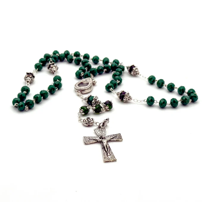 Chapelet de Lourdes en perles de verre facettées vert émeraude
