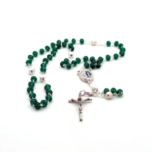 Chapelet de Lourdes en perles de verre facettées vert émeraude – finitions argentées et crucifix bâton
