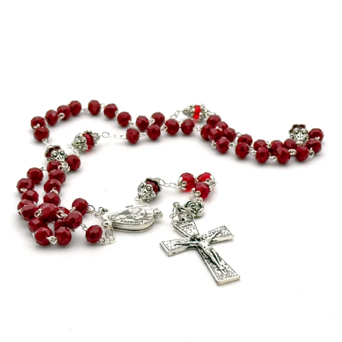 Chapelet de Lourdes en perles de verre facettées rouges – croix stylisée argentée