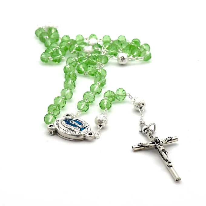 Chapelet de Lourdes en perles de verre facettées vert clair – finitions argentées et croix bâton