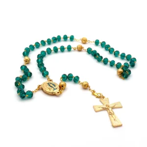 Chapelet de Lourdes en perles de verre facettées vert émeraude translucide
