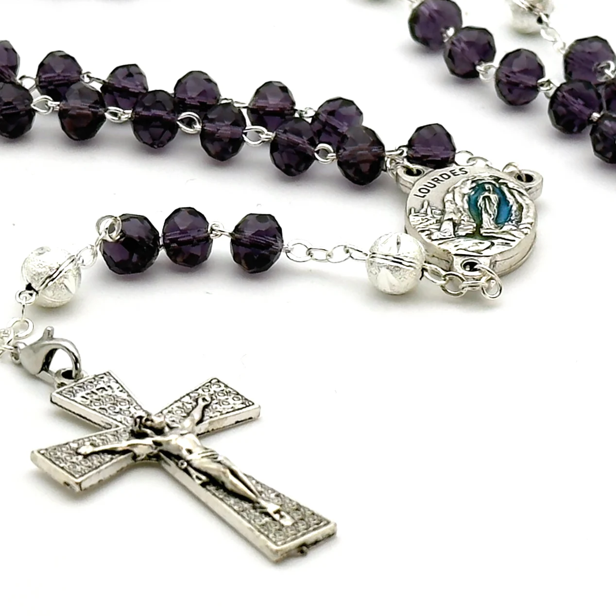 Chapelet de Lourdes en perles de verre facettées noir bleuté – finitions argentées et croix stylisée – présenté dans sa boîte plastique – Image 2