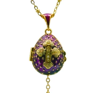 COLLIER PENDENTIF ŒUF STYLE FABERGÉ "MYSTÈRE D'ORIENT" - ÉMAIL VIOLET IRIDESCENT MOUCHETÉ, CROIX CRISTAUX ET SECRET D'ANGE