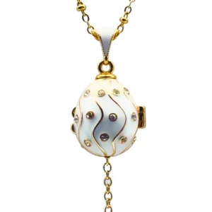 Collier Œuf Impérial émaillé blanc ouvrant avec ange – pendentif spirituel doré