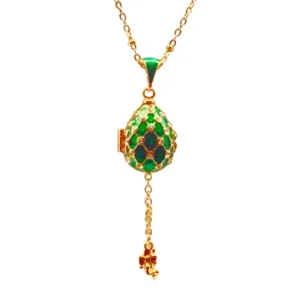 Collier œuf impérial vert ouvrant avec ange – bijou spirituel élégant