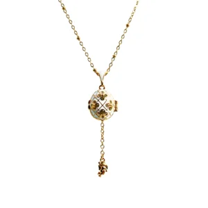 Collier Pendentif "Œuf Impérial" Émaillé Blanc, Treillis Royal Doré et Fleurs