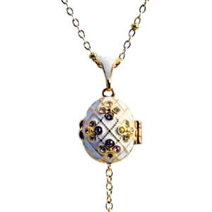 Collier Pendentif "Œuf Impérial" Émaillé Blanc, Treillis Royal Doré et Fleurs Cristaux